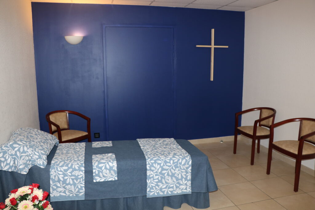 Salon bleu avec emblème cultuel - Chambre funéraire de Champagne-sur-Seine