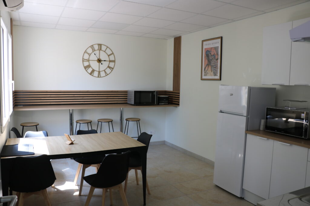 Salle de repos du personnel avec coin cuisine